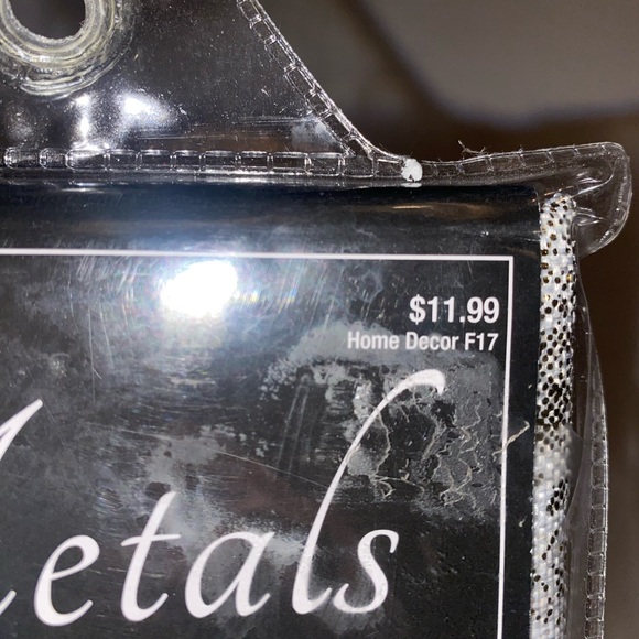 3 Packages Of 4 Each Linen and Gold Fabric Dinner Napkins - Picture 6 of 7